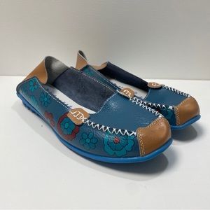 Women’s L LA Leather Loafers size 42 / 9.5 -10 flowers slip on
